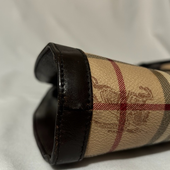 Authentic BURBERRY Shoulder Bag - Picture 4 of 16
